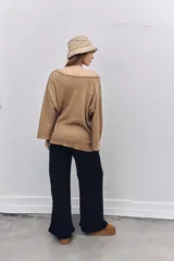 Pantalon de morley color negro, de corte amplio y tiro alto, con cintura elástica y lazo ajustable.