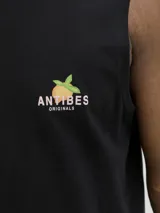 Musculosa oversize de algodón con cuello redondo y calce relajado. Presenta un diseño estampado en la espalda con motivos veraniegos y tipografía alusiva a Juan-les-Pins y Antibes.