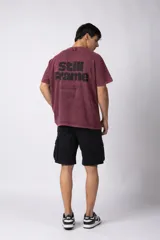Remera de algodón peinado con efecto de lavado snow que le otorga un aspecto gastado. Presenta un diseño de cuello redondo, mangas cortas y un pequeño estampado gráfico en el pecho.