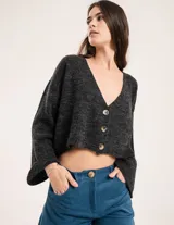 Saco tejido en mohair color gris oscuro, largo a la cintura con mangas oxford y botones marrones.