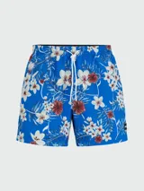 Short de baño azul marino con estampado de hojas de palmera azules y flores rojas.