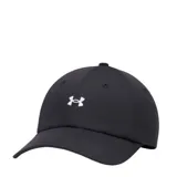 Gorra deportiva Under Armour de color negro con visera curva y logo de la marca bordado en blanco en la parte frontal. Cuenta con ojales de ventilación y ajuste posterior.