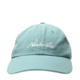 Gorra tipo baseball color verde menta con bordado frontal en hilo blanco que dice Nashville.