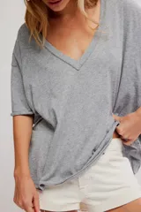 Remera de algodón celeste, de corte oversize con escote en V amplio y mangas cortas caídas.