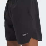Short de running Reebok para hombre, color negro, de tejido liviano con corte versátil y largo de 5 pulgadas. Presenta cintura elástica con cordón y detalles reflectantes.