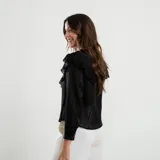 Camisa color crema con rayas verticales, cuello mao y volados en el frente.