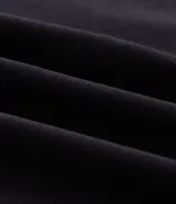 Remera boxy de algodón negro con mangas cortas y cuello redondo, con bordados en rojo y blanco con tipografía japonesa y diseño gráfico en la espalda.