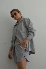 Short de tiro alto a rayas verticales azules y blancas, con cintura elastizada.