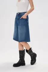 Bermuda de jean azul, corte ancho y tiro medio.