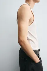 Musculosa negra ajustada de algodón con elasticidad, cuello redondo y sisa ancha.