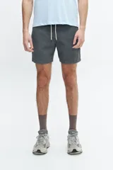 Bermuda de pana color gris con cintura elástica ajustable con cordones y bolsillos traseros.