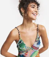 Vestido largo confeccionado en tul con estampado tropical colorido. Presenta escote en V, tirantes finos trenzados y falda con volado en el bajo. Incluye forro interior.