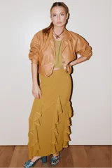 Falda larga color mostaza de seda lavada, corte al bies y volados verticales.