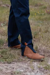 Bombacha de campo de corte moderno con pinzas frontales para un mejor calce. Presenta botamangas con abertura ajustable, detalles en cuero en las terminaciones y etiqueta distintiva.