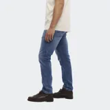 Pantalón de jean Wrangler modelo Texas Slim, color azul clásico, con corte ajustado en la pierna y diseño de cinco bolsillos.