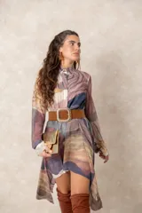 Cinturón ancho con banda central de gamuza sintética y hebilla metálica dorada de diseño texturizado y forma cuadrada.