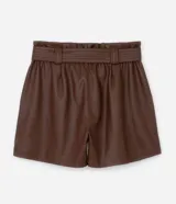 Short de cuero sintético color marrón, de tiro alto, con trabillas en la cintura, pliegues delanteros, bolsillos tipo cuchillo y cinturón para lazo.
