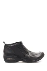 Botin de cuero negro con cierre lateral, paneles elásticos y suela con tecnología de amortiguación de aire en el talón.