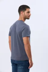 Remera lisa de manga corta y cuello redondo, color gris oscuro, de calce cómodo con pequeño logo bordado en el pecho.