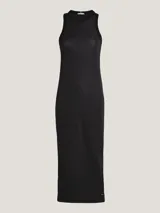 Vestido midi negro de corte slim, sin mangas y cuello redondo.