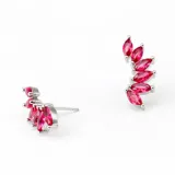 Par de aros trepadores plateados con cristales rosas en forma de lágrima.