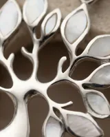 Dije de plata 925 con diseño de árbol de la vida calado, con incrustaciones de nácar en las hojas.
