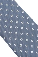 Corbata morada con pequeños lunares blancos.