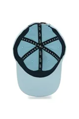 Gorra celeste de visera curva con el logo de un pingüino bordado en el frente.