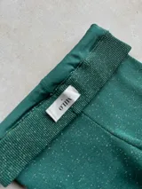 Pantalón largo de tejido de punto color verde esmeralda con lurex, corte ajustado y acampanado.