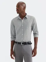 Camisa de corte slim con estampado a cuadros pequeños, cuello abotonado y mangas largas.