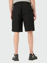 Bermuda negra de algodón con cintura elástica y cordón ajustable.