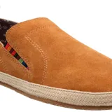 Alpargata Hush Puppies de gamuza color mostaza, con suela de yute trenzado y detalle de elástico lateral con diseño multicolor. Cuenta con forro interior de algodón orgánico.