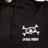 Canguro negro con capucha, bolsillo frontal y estampado del logo de La Vela Puerca en el pecho.