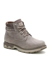 Bota Caterpillar modelo Pursue, color gris carbón, con capellada de nobuk y gamuza. Cuenta con suela inspirada en tractores Caterpillar, entresuela de EVA, amortiguación en el talón y cuello acolchado.