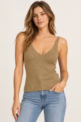 Musculosa de punto color beige con sutiles destellos brillantes, escote en V y tirantes finos.