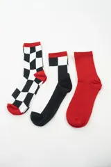 Pack de tres pares de medias de caña media. Un par a cuadros blancos y negros con detalles en rojo, un par mitad blanco con cuadros y mitad negro con detalles en rojo, y un par liso color rojo.