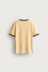 Camiseta regular fit gris melange con cuello redondo y mangas cortas. Presenta acabados con rib en contraste de color marrón oscuro en el cuello y los puños.