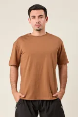 Remera marrón de corte holgado con estampado de un ave y texto en la espalda.