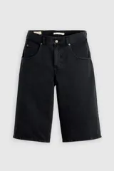 Bermuda de denim estilo super baggy en color negro con lavado sutil, tiro medio y diseño holgado.