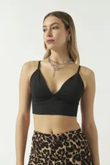 Top negro de triángulos con breteles finos y escote en V.