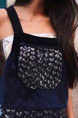 Vestido largo de jean con estampado de serpiente en tonos grises y blancos. Tiene breteles anchos, corte recto y bolsillos laterales.