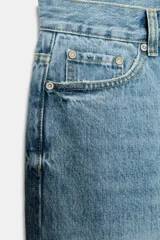 Jeans de tiro bajo y pernera flare, confeccionados en denim de algodón con efecto lavado claro. Presenta diseño clásico de cinco bolsillos, trabillas para cinturón y cierre frontal con cremallera y botón metálico.