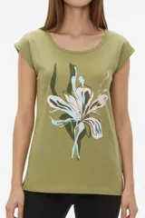 Remera de algodón blanca de manga corta, con cuello redondo y estampado frontal con la leyenda "New York" y flores abstractas en tonos marrones y rosados.
