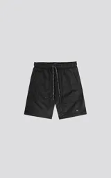 Bermuda negra de tela liviana de secado rápido, con cintura elástica y cordón de ajuste estampado. Posee bolsillos laterales y un bolsillo cargo con solapa en el muslo derecho.