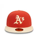 Gorra New Era modelo 59FIFTY cerrada, de color rojo con visera plana en tono beige. Presenta el logo bordado en relieve en el frente y un parche conmemorativo bordado en el lateral.