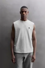 Camiseta sin mangas gris de corte regular fit, con cuello redondo. Presenta un bordado de un guante de boxeo en el pecho y un parche con logo en la parte inferior.