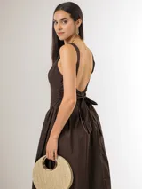 Vestido midi de algodón italiano con spandex, color marrón chocolate, con cuerpo estructurado tipo corsé, escote cuadrado, espalda baja y falda amplia fruncida.