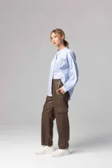 Pantalón babucha gris de cuero sintético con cintura elastizada y bolsillos laterales con solapa.