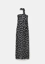 Vestido largo negro con estampado de lunares blancos, diseño asimétrico de un solo hombro y tejido fluido de poliéster. Incluye un fular a juego para el cuello.