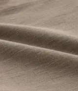 Camisa masculina de manga larga color beige, con cuello inglés y abotonado frontal. Corte comfort.